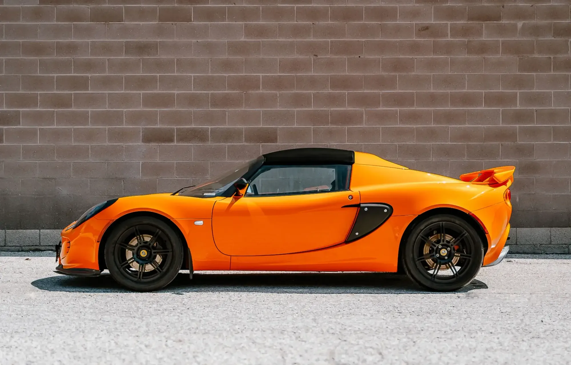 Exterior lateral del Lotus Elise 2005 color naranja