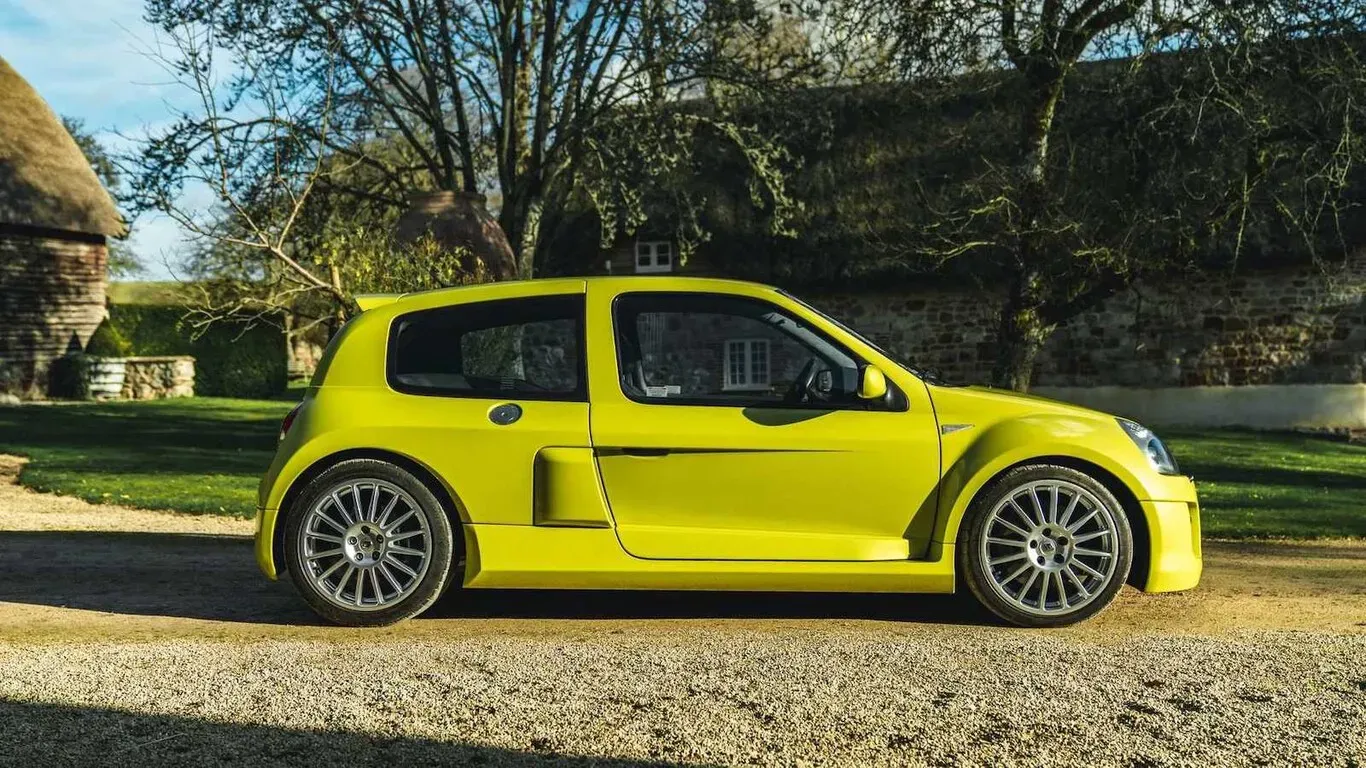 Lateral Renault Clio V6 color amarillo