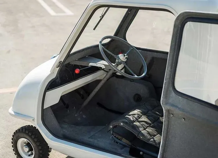 Peel P50 color blanco con puerta abierta mostrando interior asiento y volante