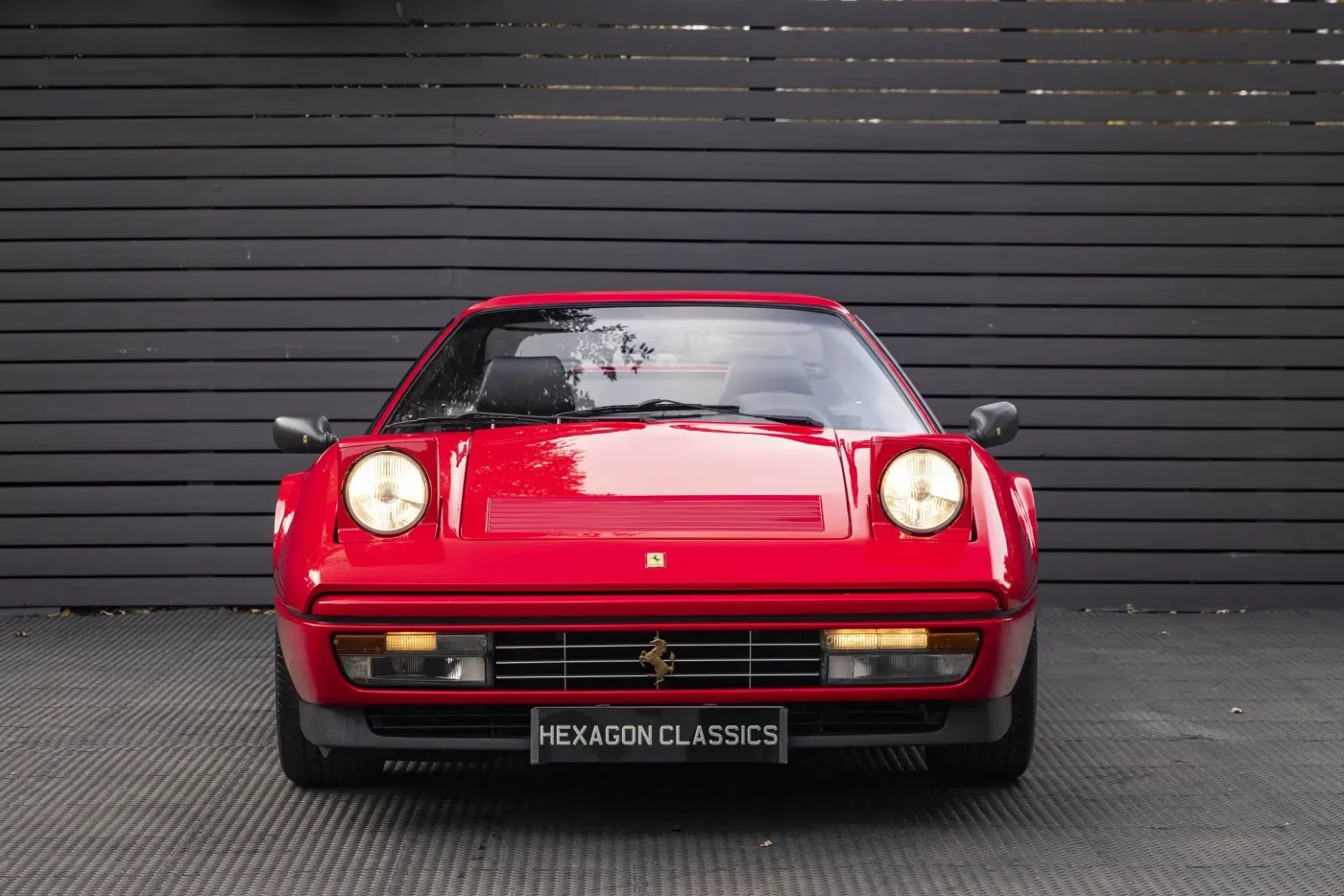 Exterior frontal del Ferrari 328 GTS color rojo