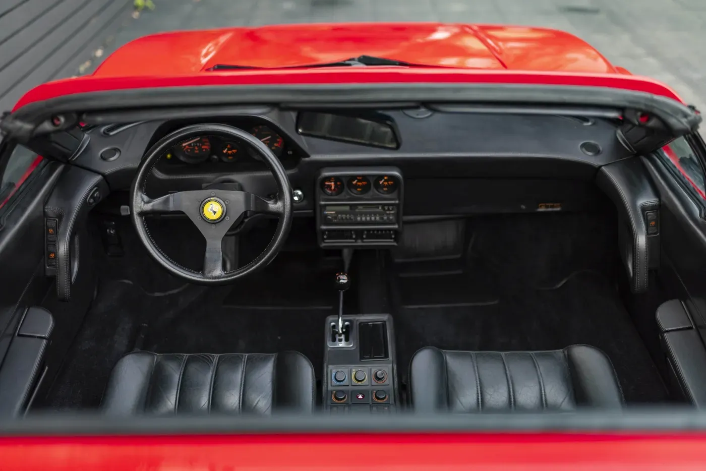 Interior delantero del Ferrari 328 GTS