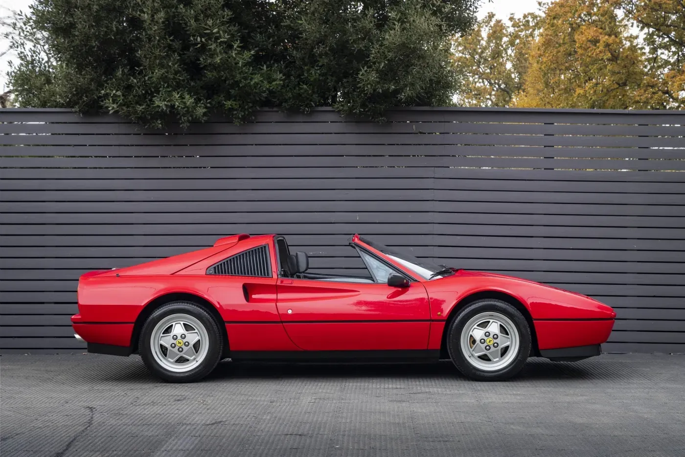 Lateral Ferrari 328 GTS color rojo