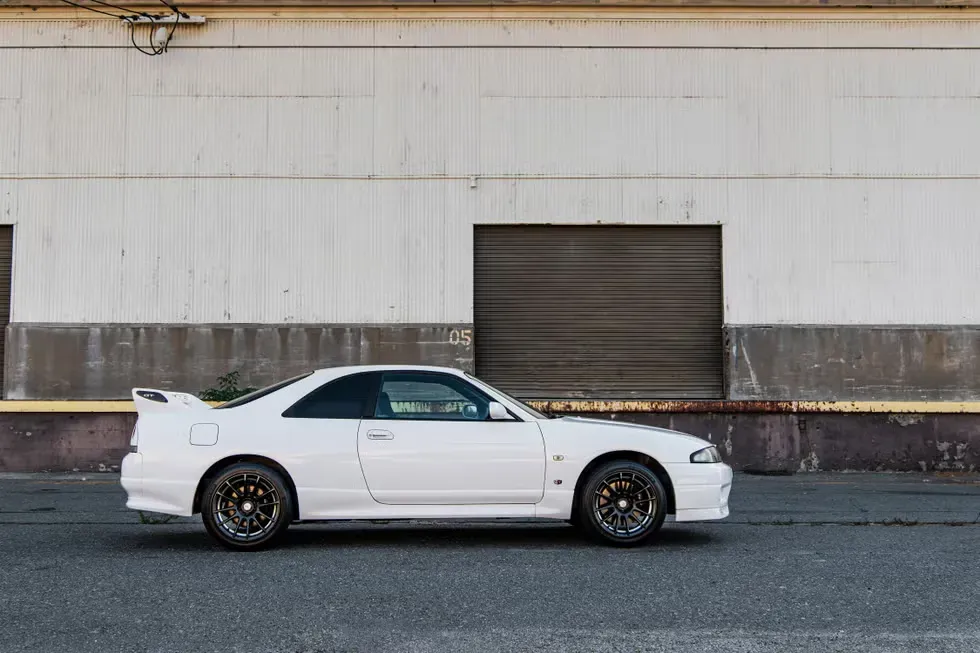 Exterior lateral del Nissan Skyline GTR R33 color blanco