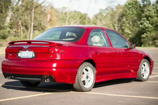 Parte trasera del Ford Contour SVT 1999 color rojo