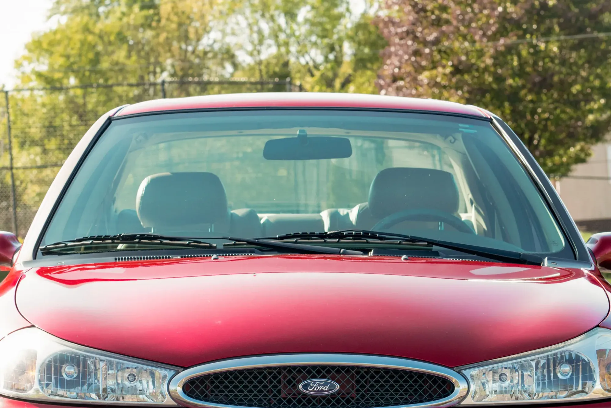 Ford Contour SVT 1999 color rojo enfocando parte frontal