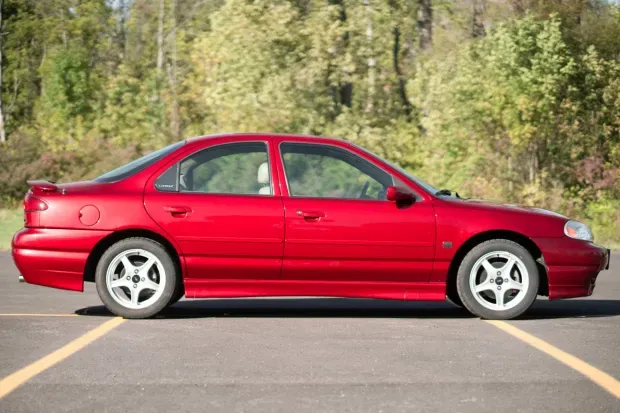 Parte lateral del Ford Contour SVT 1999 color rojo