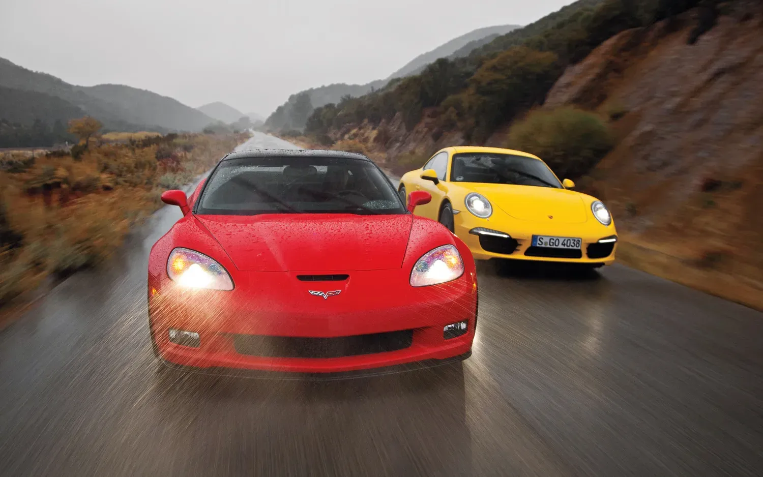 Corvette Z06 C6 color rojo junto a un Porsche 911 color amarillo