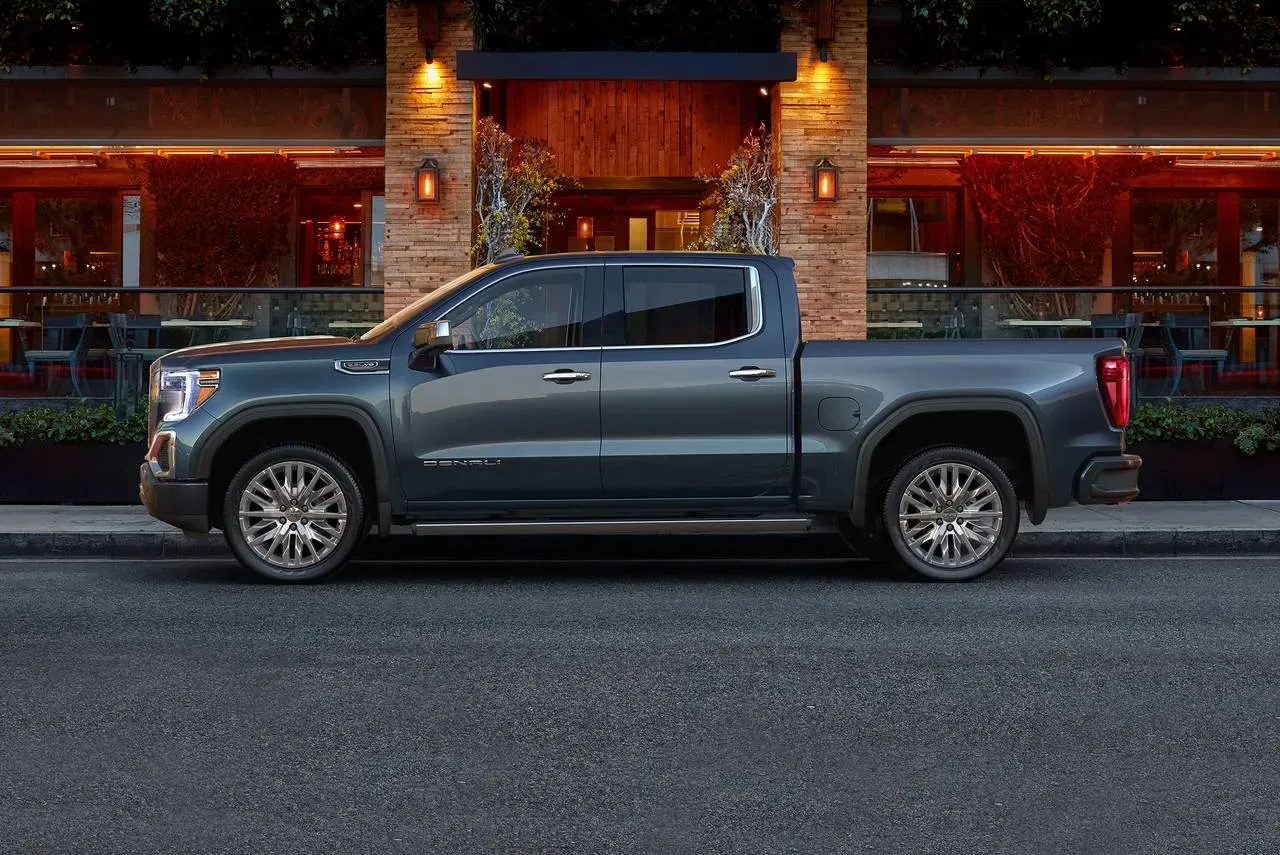 Exterior lateral del GMC Sierra Denali Ultimate 2019 color gris