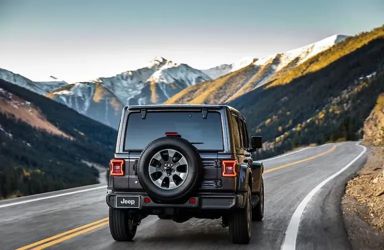 Exterior trasero del Jeep Wrangler Rubicon 2023 color gris