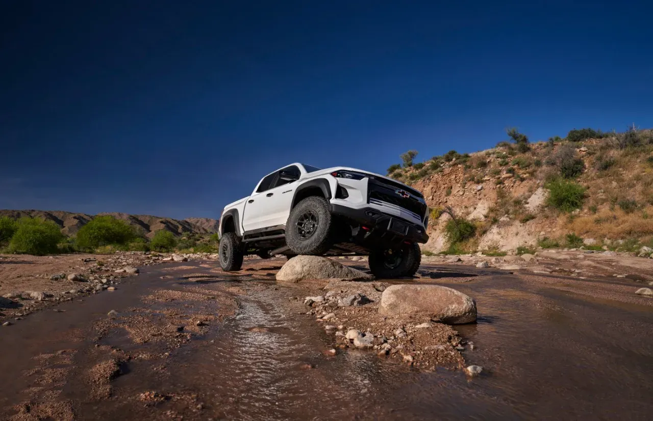 Exterior frontal del Chevy Colorado 2024 color blanco sobre rocas