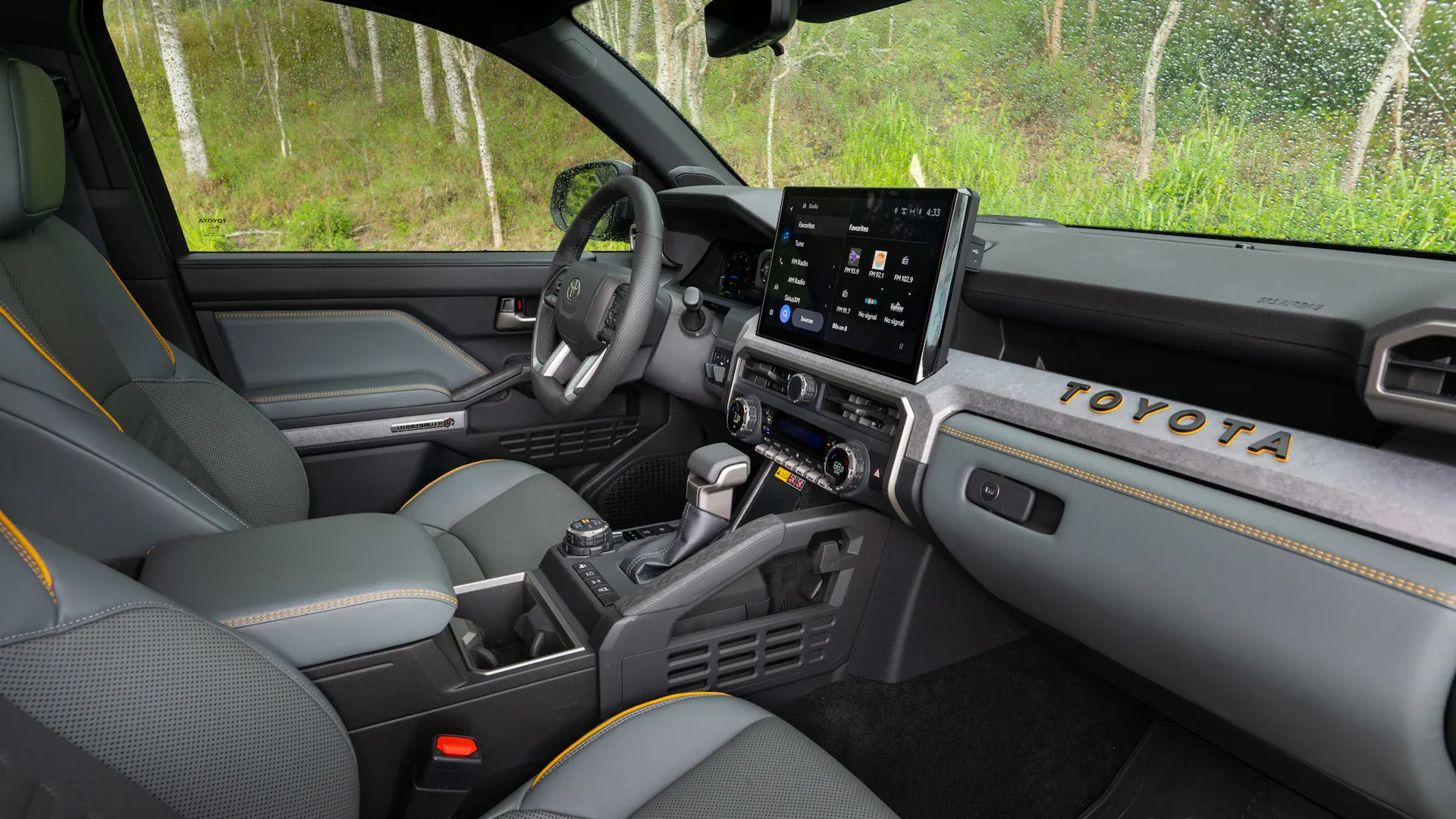 Interior delantero del Toyota Tacoma 2024