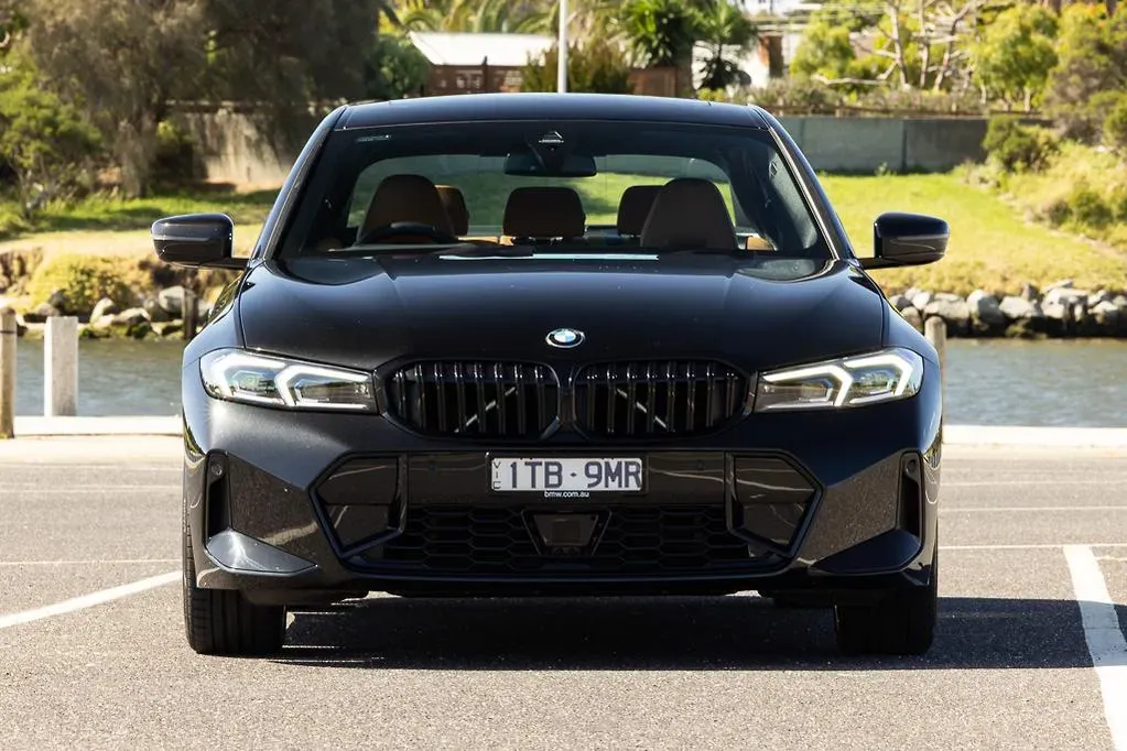 BMW 330i 2023 Negro