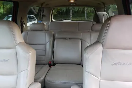 Interior trasero del Ford Excursion con tres filas de asientos