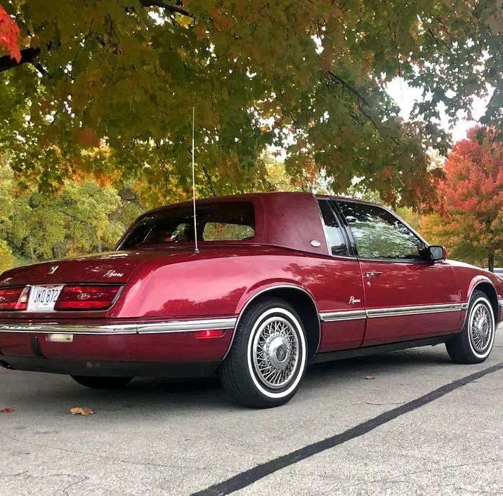 Lateral Buick Riviera 1989 Vinotinto