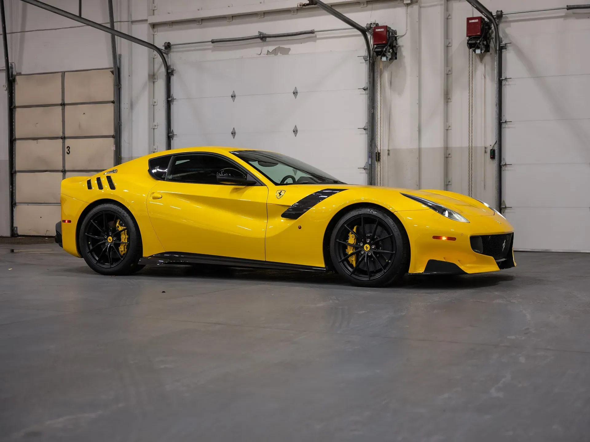 Ferrari F12tdf 2017 Amarillo