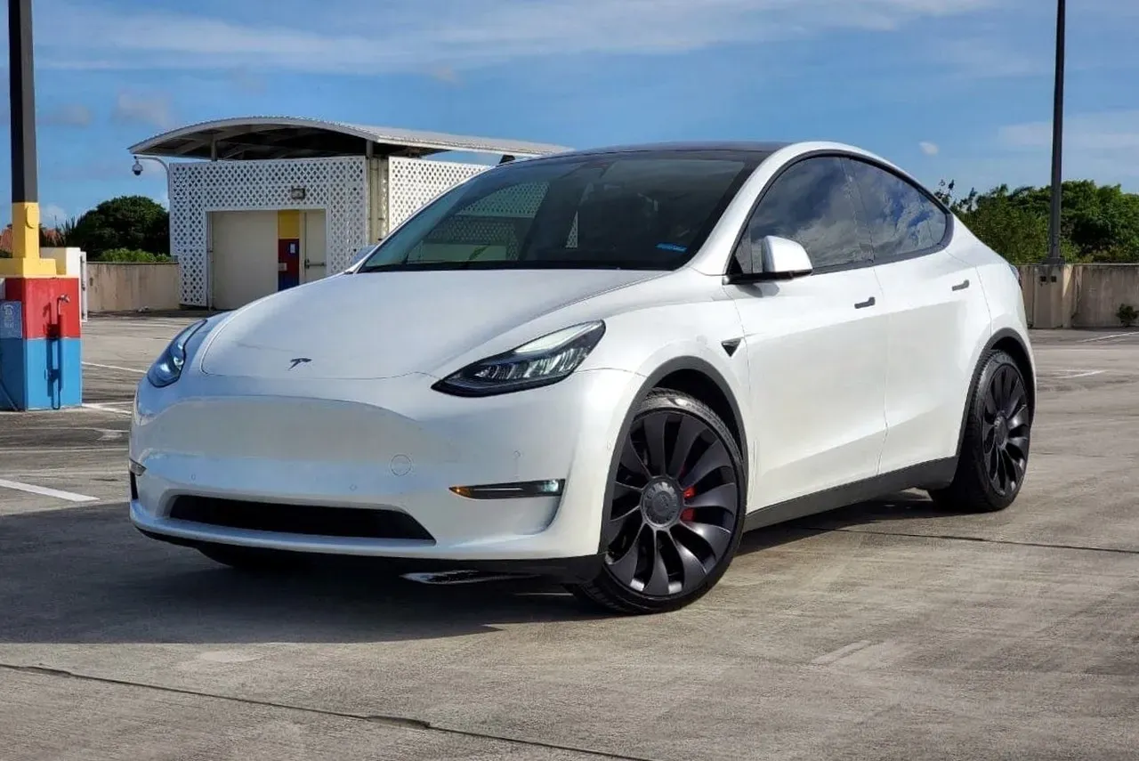 Exterior frontal Tesla Model Y color blanco