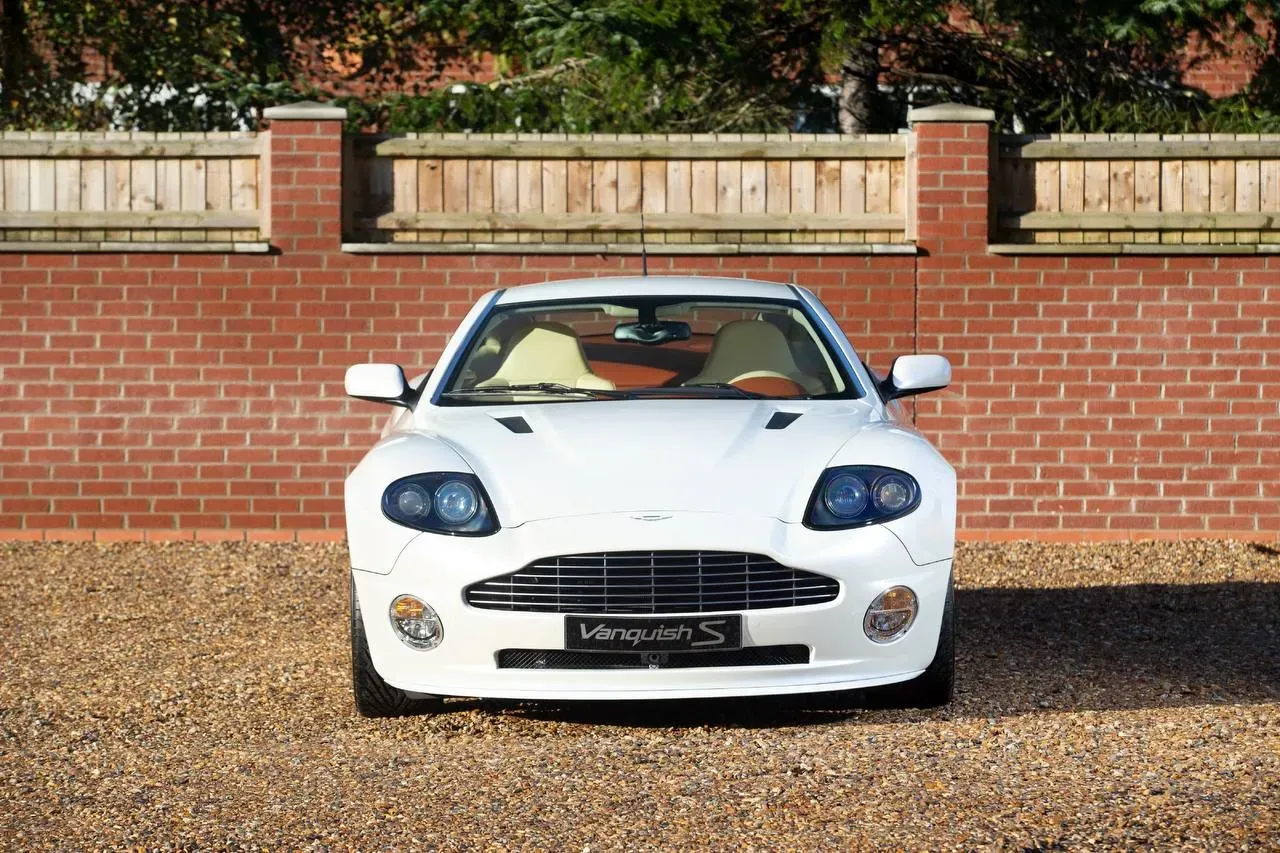 Aston Martin V12 Vanquish S Blanco