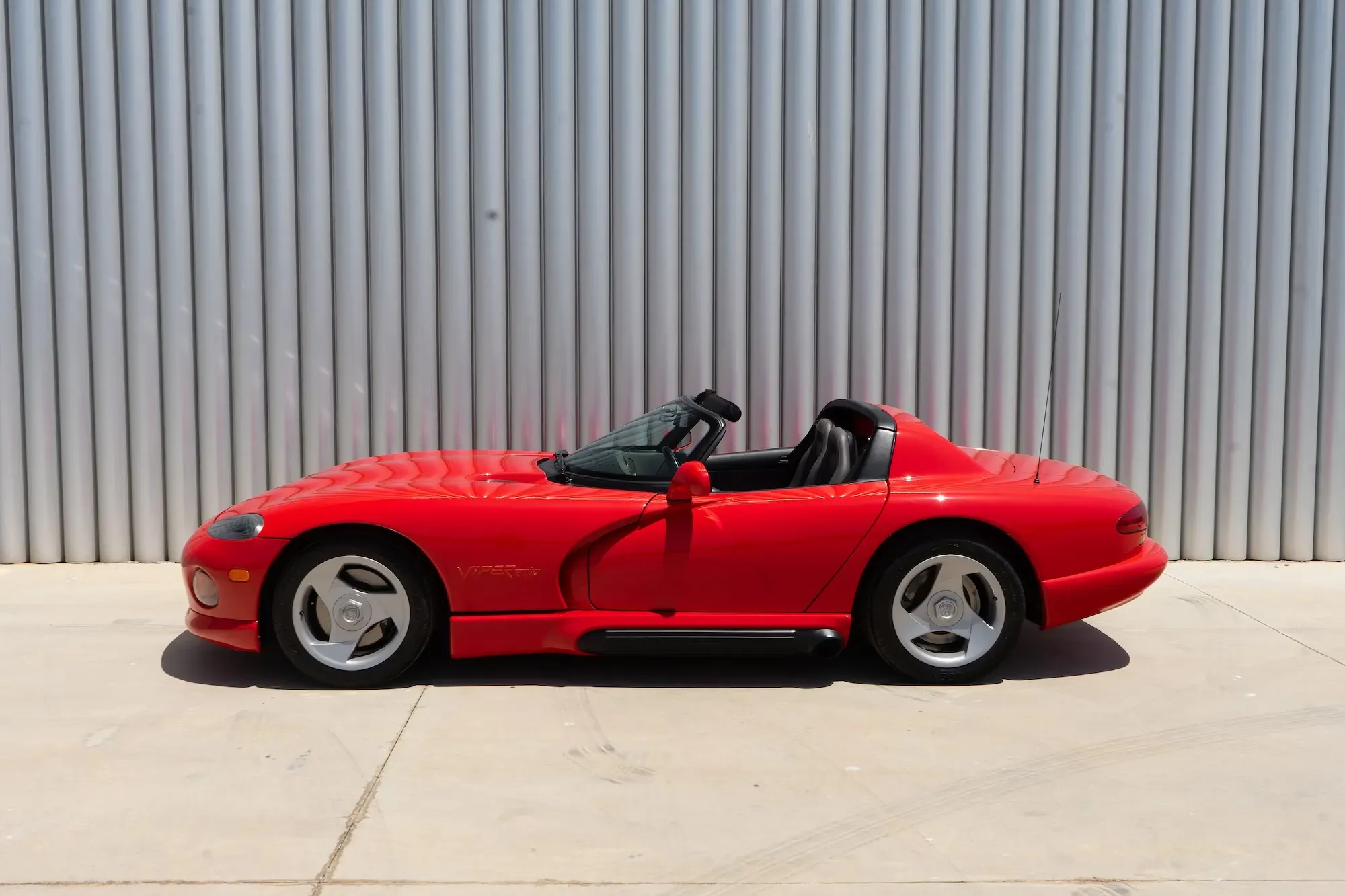 Diseño lateral del Dodge Viper 1992 color rojo