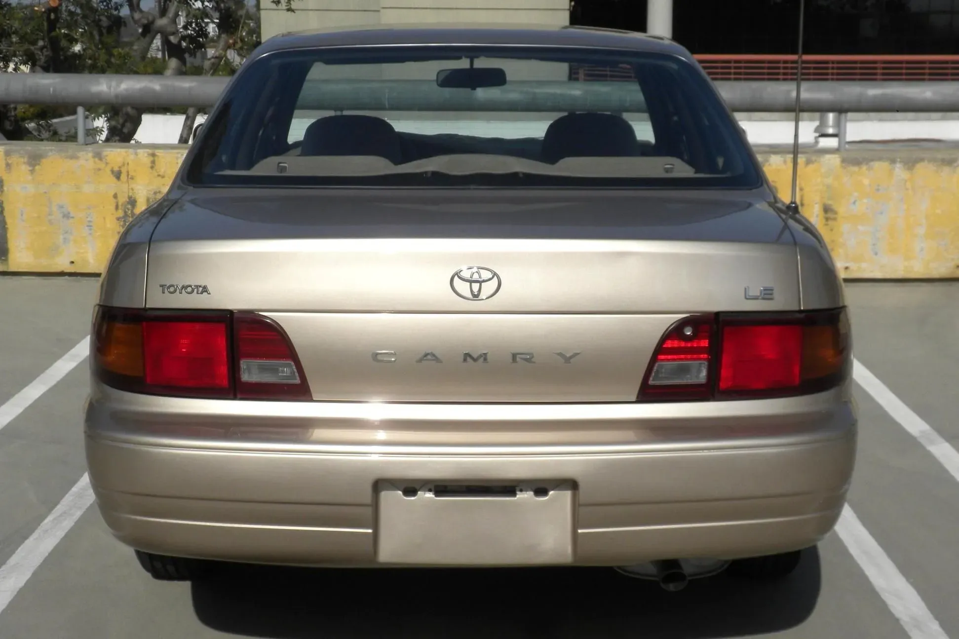 Parte trasera del Toyota Camry 1996 color dorado