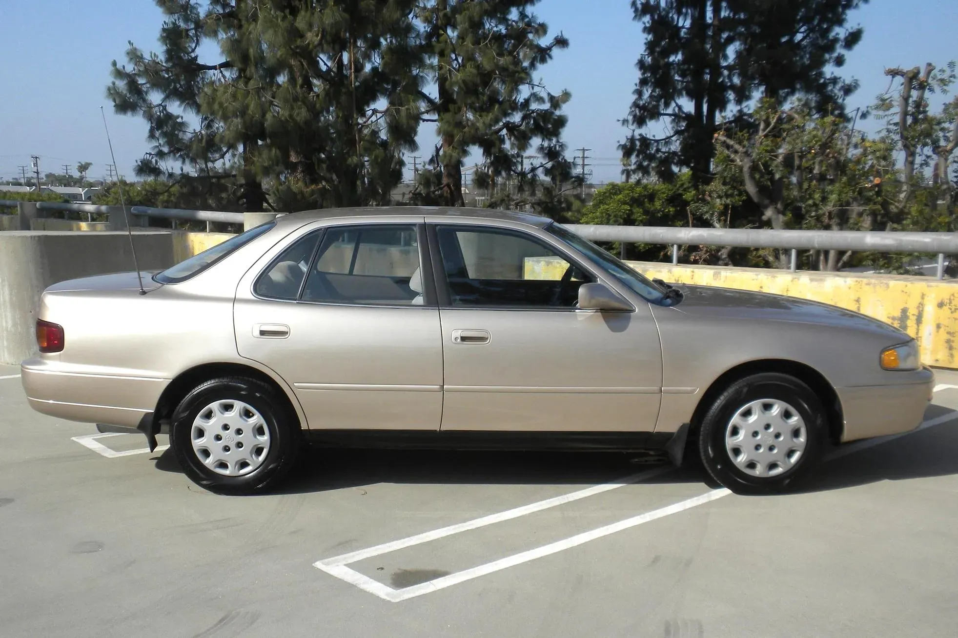 Diseño lateral del Toyota Camry 1996 color dorado