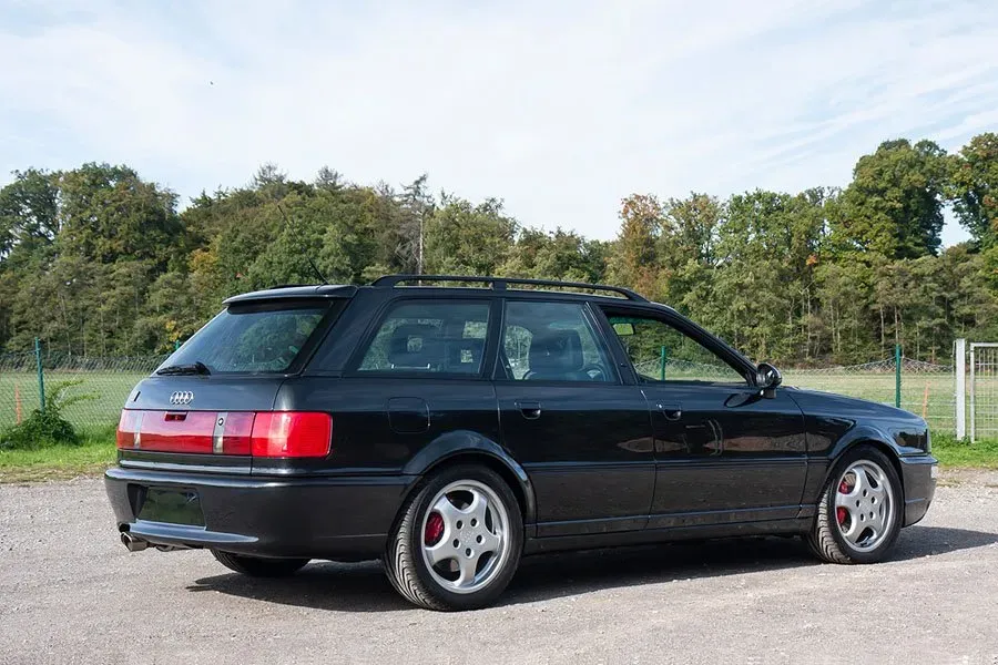 Lateral Audi RS2 Avant color negro