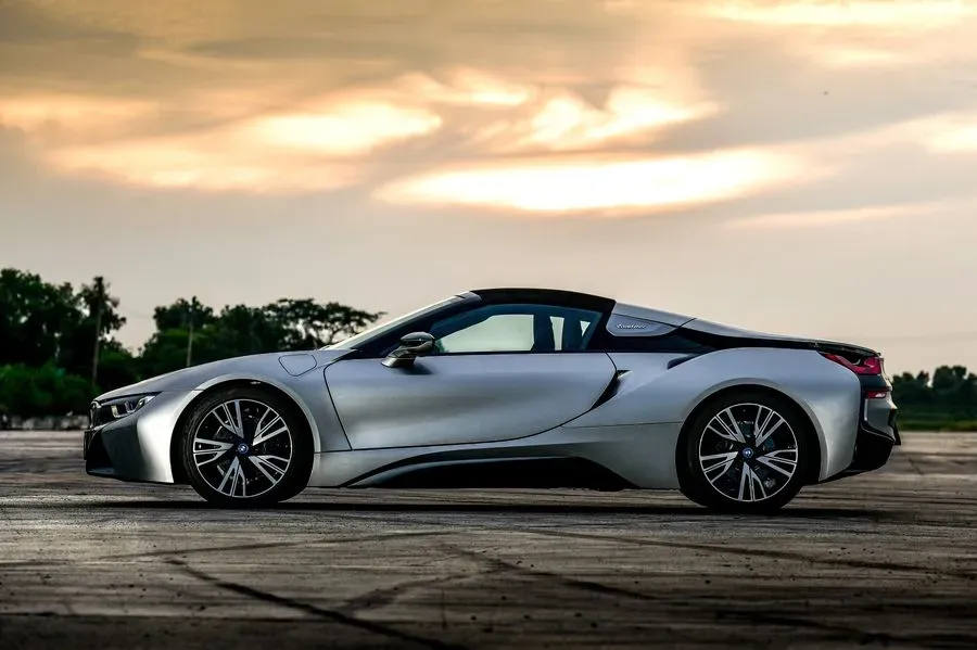 Lateral BMW i8 Roadster color plateado