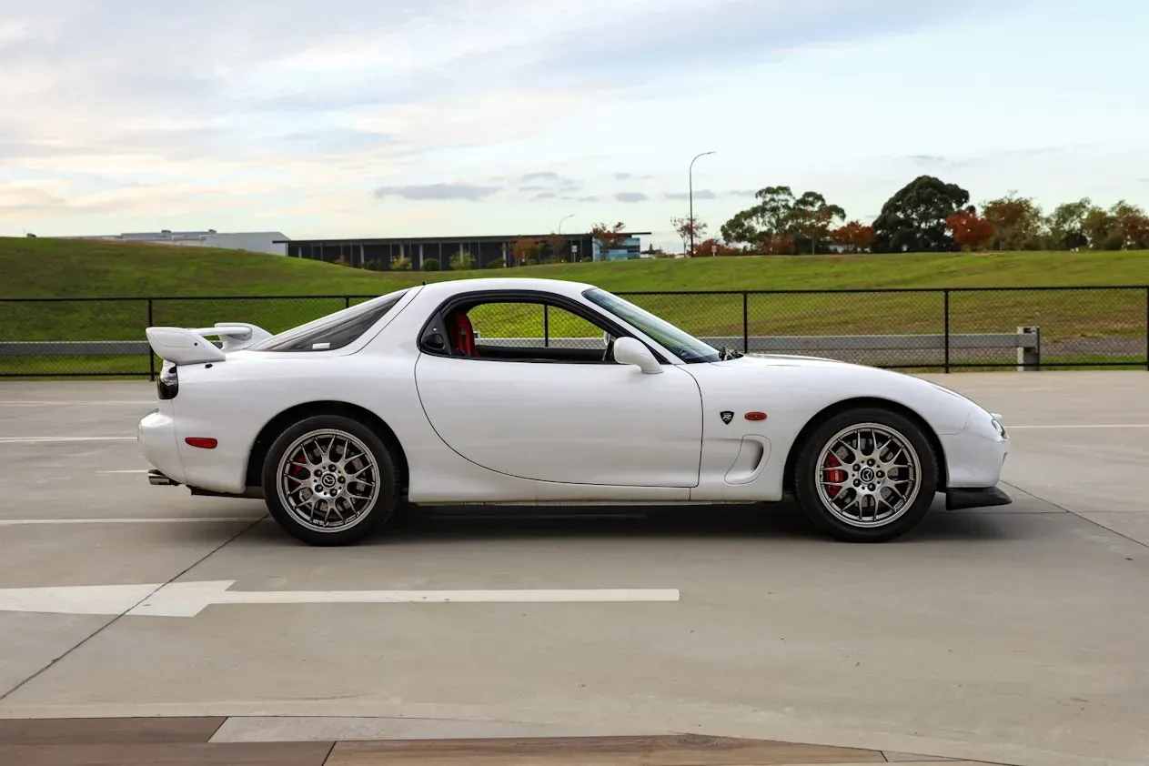 Diseño lateral del Mazda RX-7 2002 color blanco