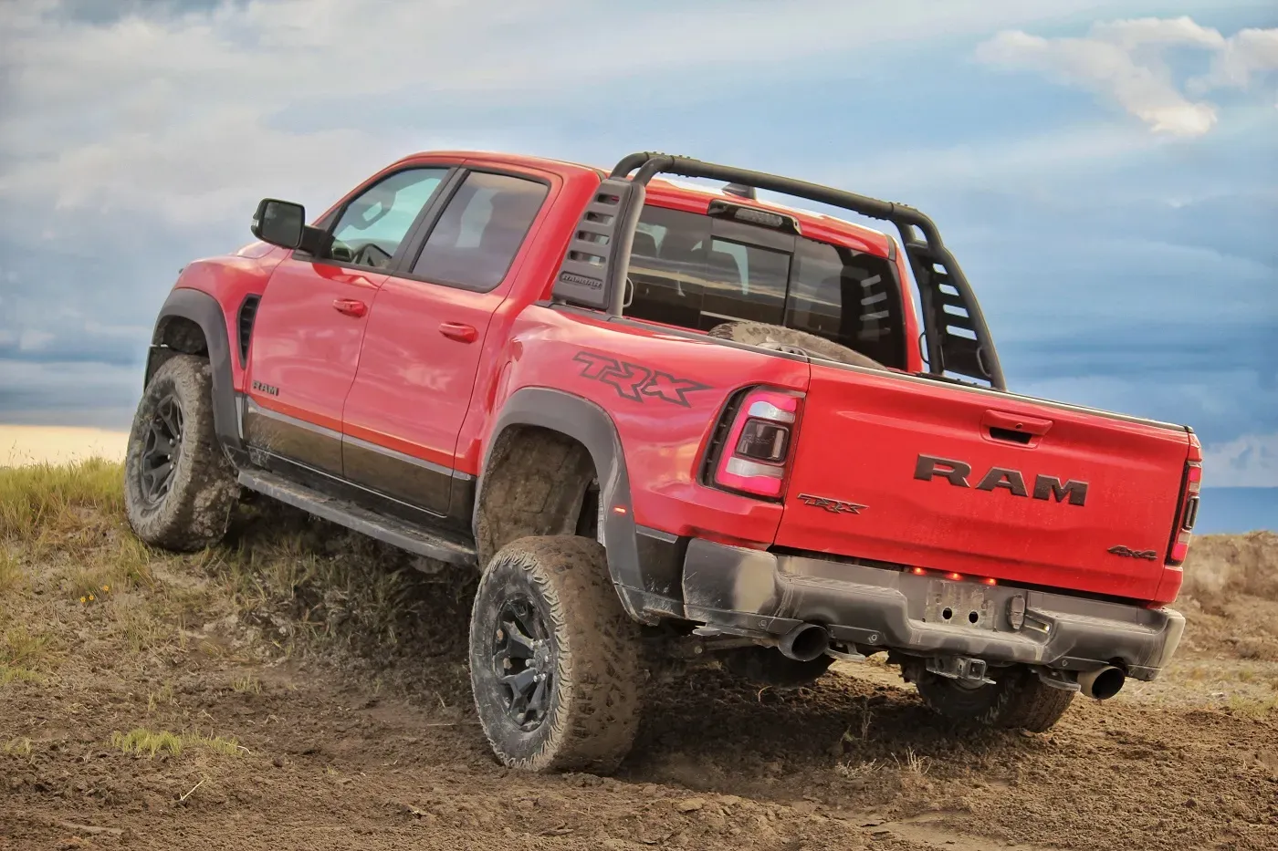 Exterior trasero del Dodge Ram TRX 2021 color rojo