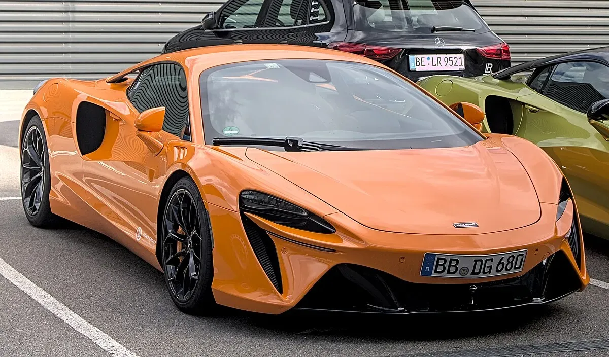 McLaren Artura Naranja