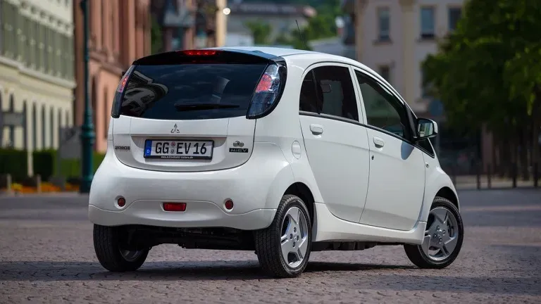 Exterior trasero del Mitsubishi i-MiEV color blanco