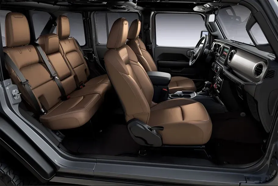 Interior lateral del Jeep Wrangler Rubicon 2023 con los asientos a la vista