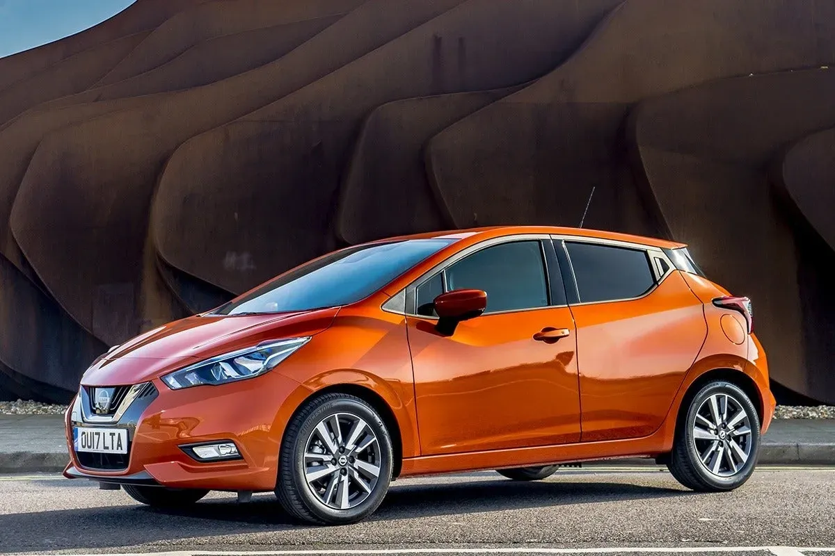 Exterior lateral Nissan Micra 2023 color naranja