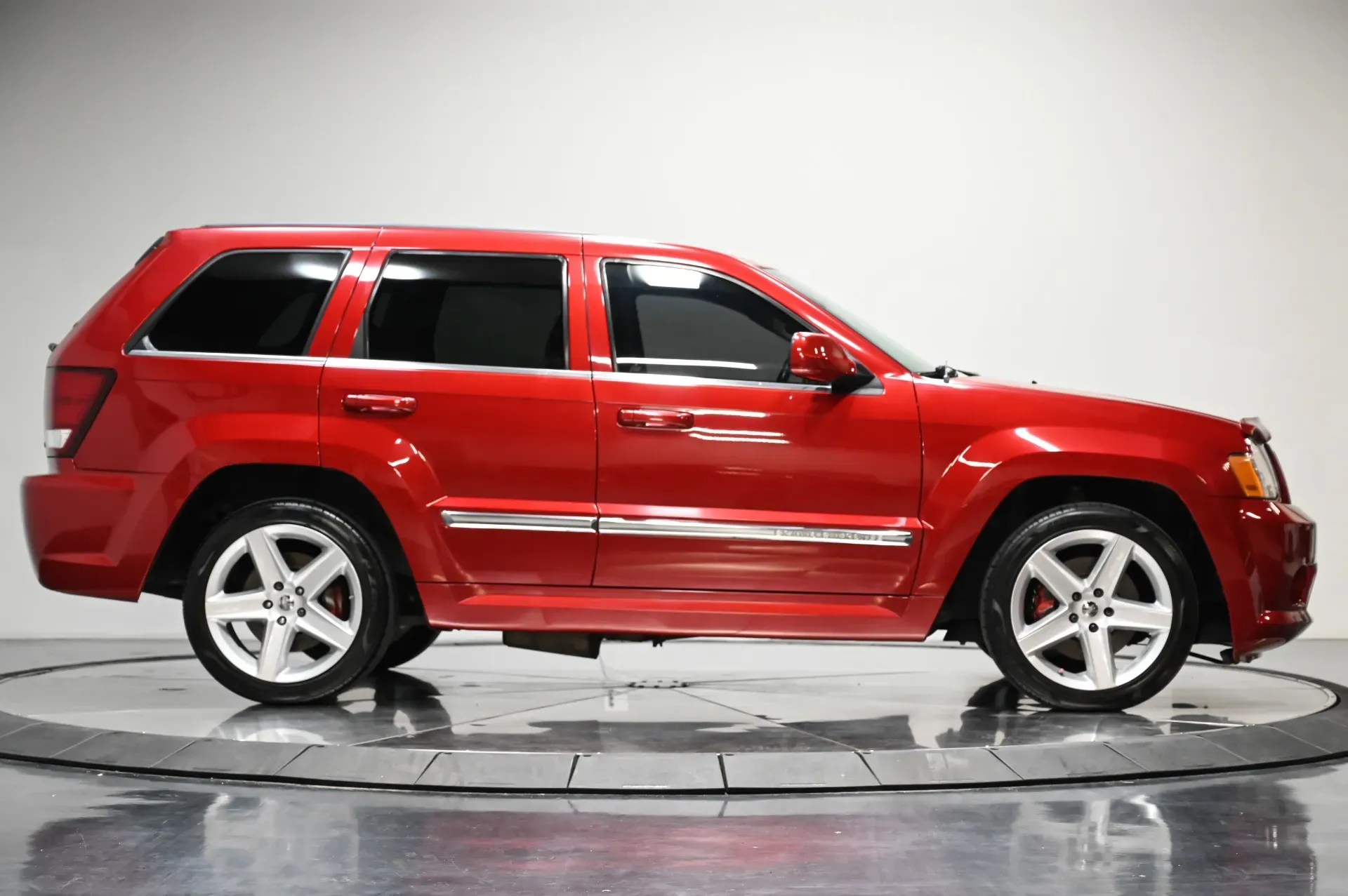 Lateral del Jeep Grand Cherokee SRT8 color rojo