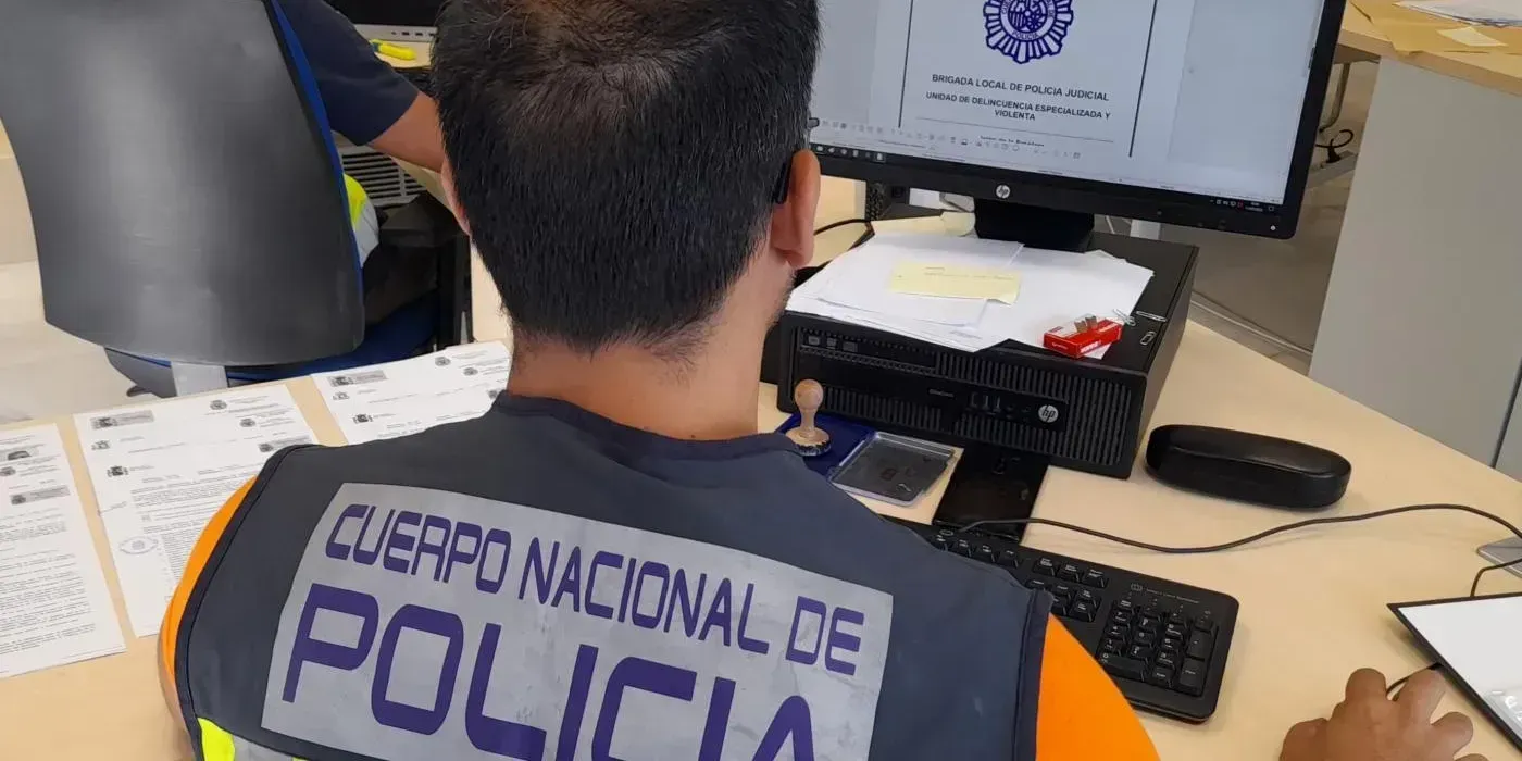 Personal de la policía en la oficina usando el computador 