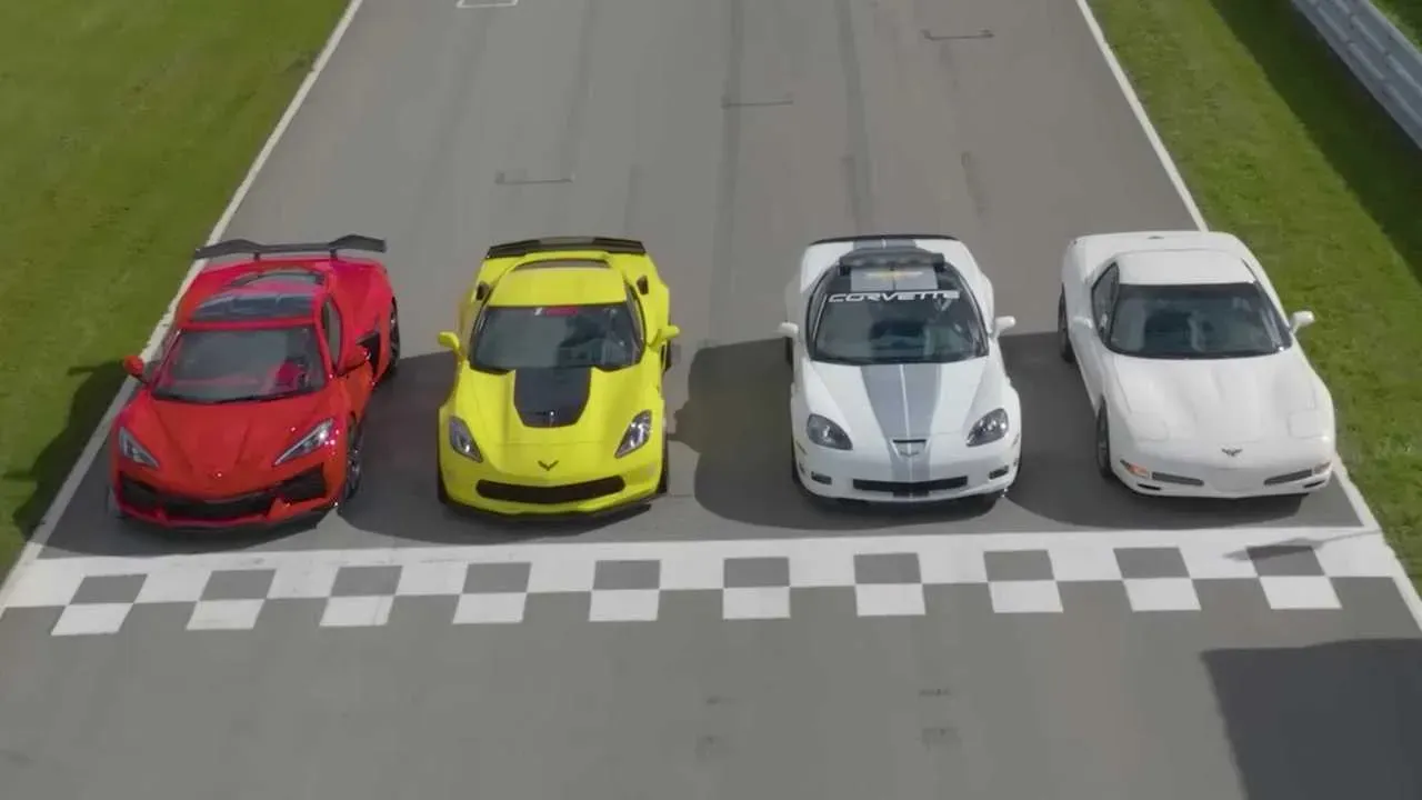 Los Corvette Z06 C6, C7 y C8 juntos en la meta de una pista de carreras