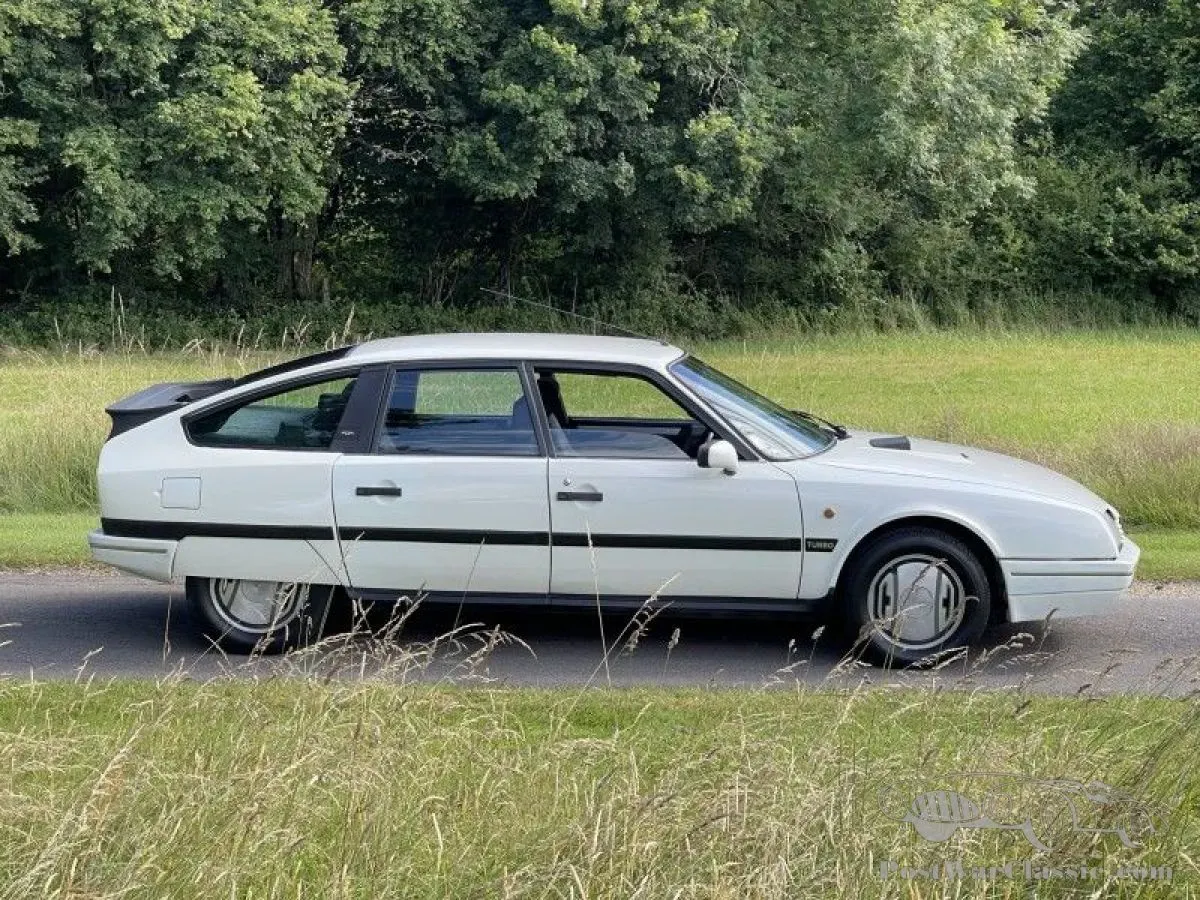 Exterior lateral del Citroën CX 25 color blanco