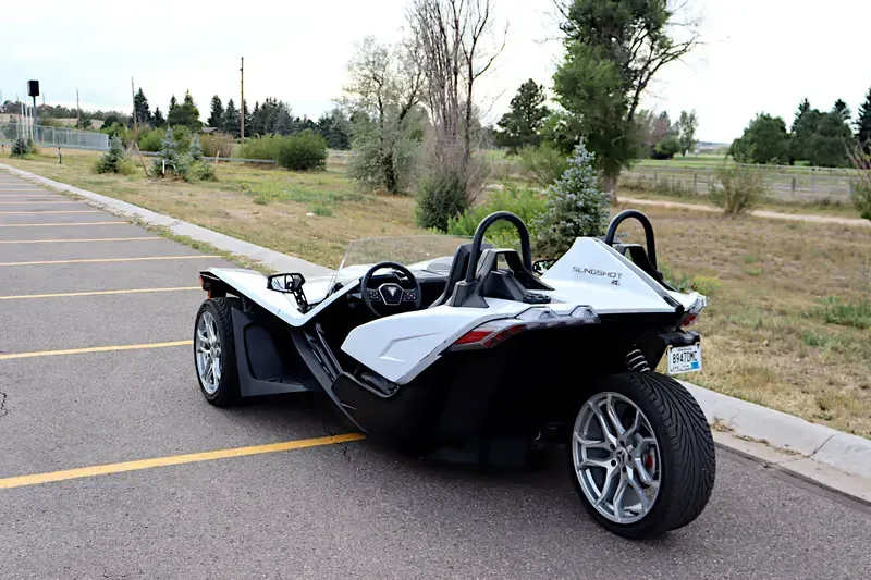 Exterior trasero del Polaris Slingshot color blanco