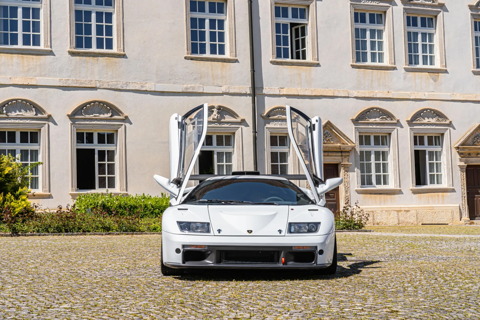 Lamborghini Diablo GTR color blanco frontal con puertas abiertas