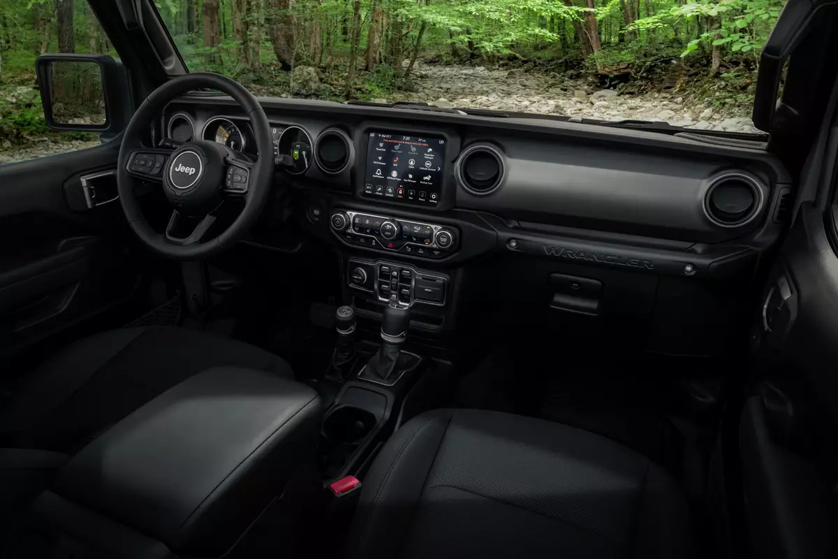 Interior delantero del Jeep Wrangler Rubicon 2023