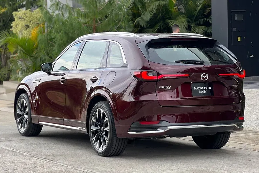 Exterior trasero del Mazda CX-90 color rojo