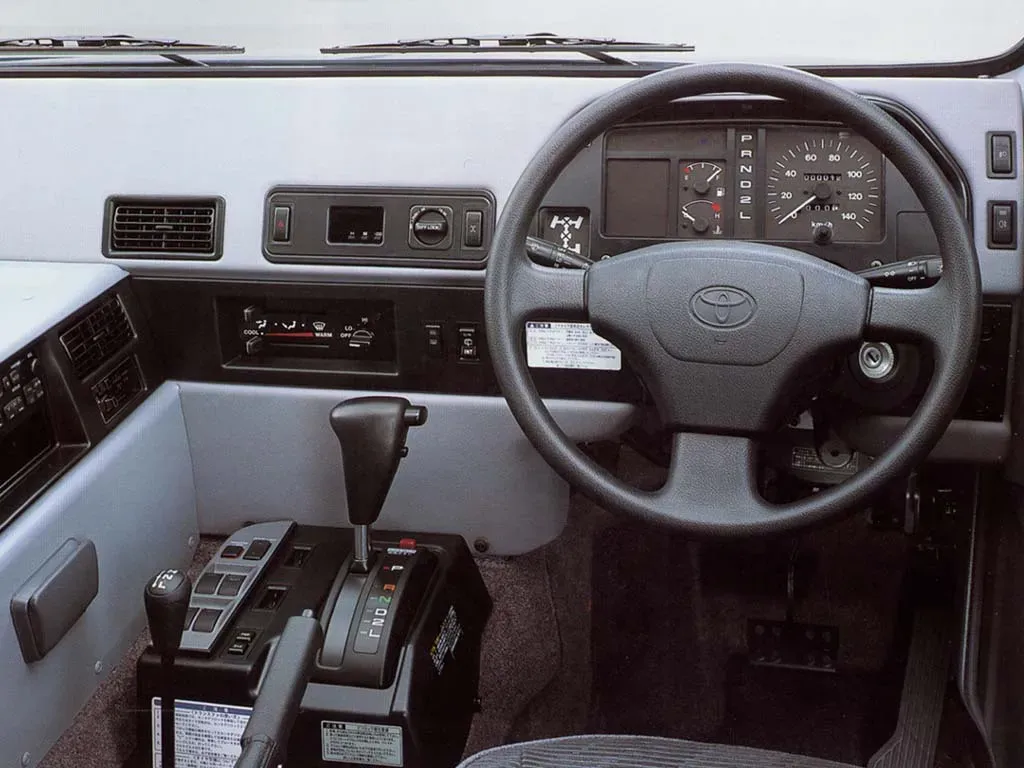 Interior en el Toyota Hummer enfocando volante tablero y palanca de cambios 