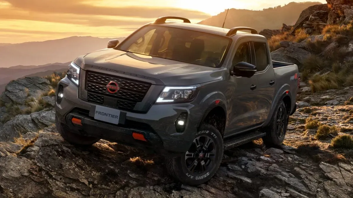 Nissan Frontier 2023 Negro