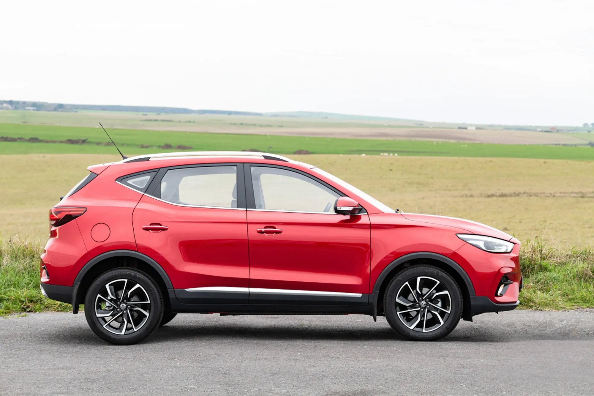 Exterior lateral del MG ZS 2024 color rojo