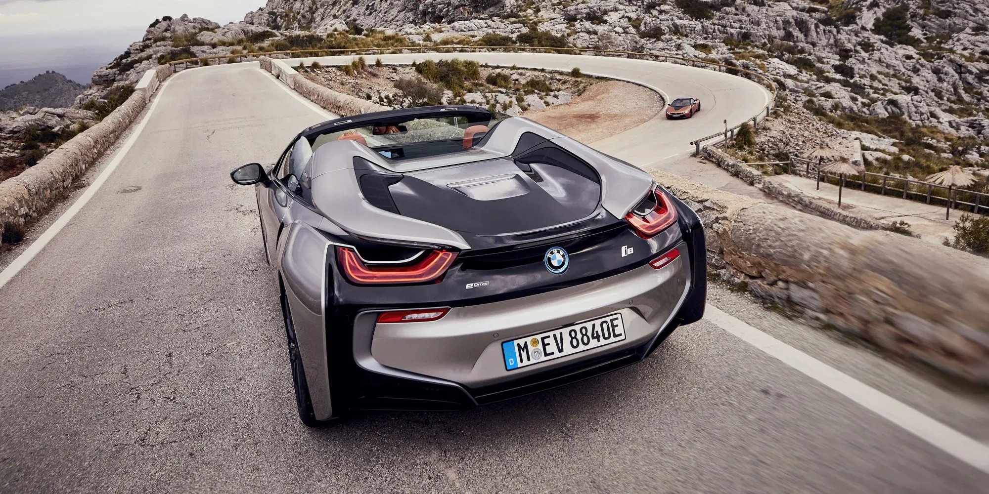 Parte trasera BMW i8 Roadster color plateado