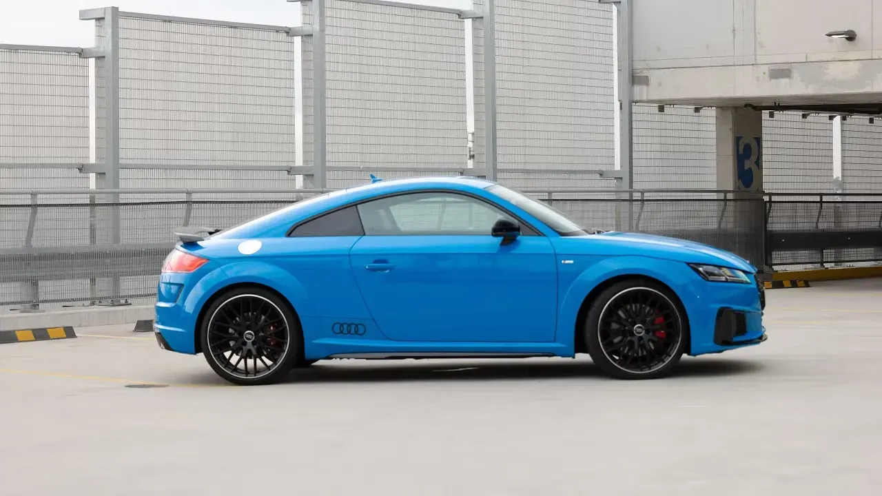 Exterior lateral del Audi TT 2024 color azul