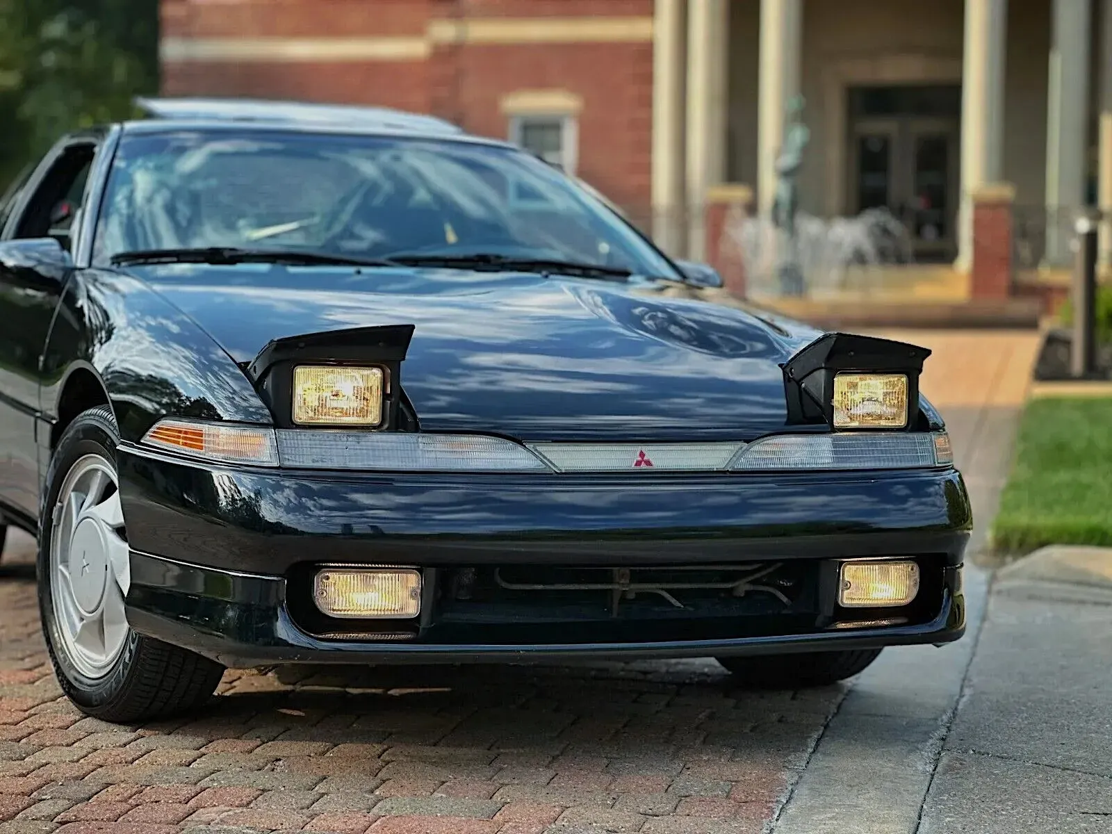 Exterior frontal Mitsubishi Eclipse GSX 1990 color negro