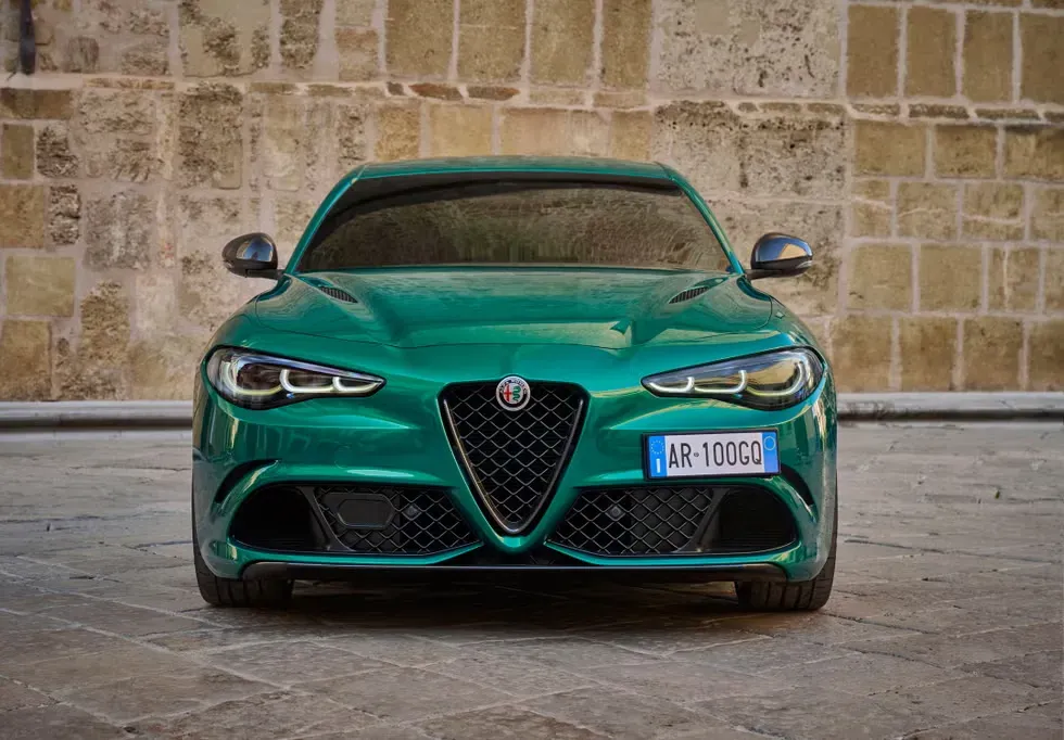 Exterior frontal del Alfa Romeo Giulia Quadrifoglio 2024 Verde