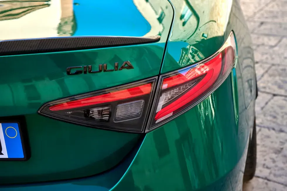 Exterior luces traseras del Alfa Romeo Giulia Quadrifoglio 2024 Verde