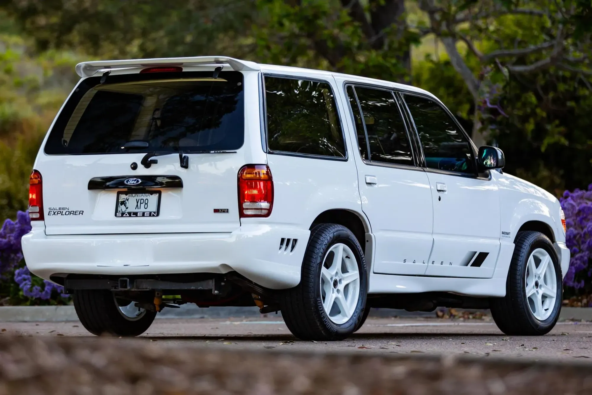 Exterior trasero del Ford Explorer Saleen XP8 Blanco