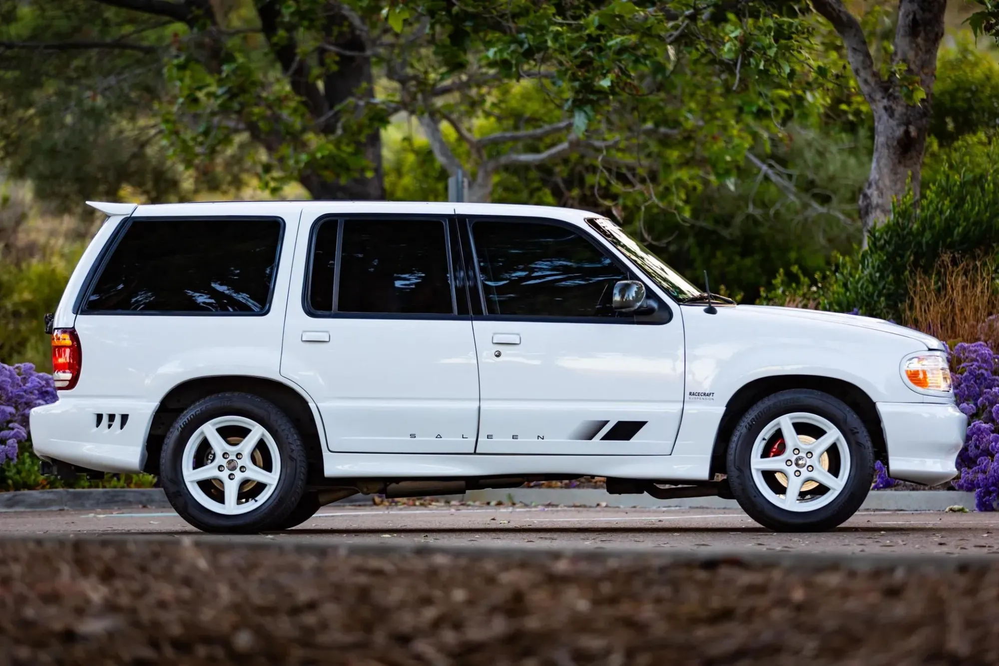 Lateral Ford Explorer Saleen XP8 Blanco